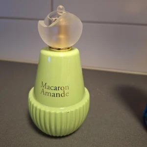 Macaron Amande parfym Jeanne Arthes - Söt och unik parfym i ljusgrön flaska med frostad, rund kork. Doften har inslag av vanilj, mandel, frukt och blommor. Flaskan är i glas och har en modern, lekfull design som påminner om en macaron.(Enbart testad)