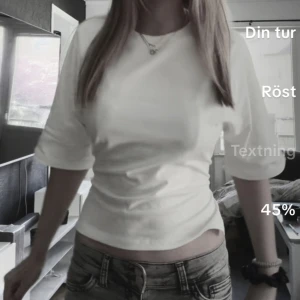 Vit croppad topp med knyt i ryggen - Säljer en vit croppad topp med korta ärmar och rund hals. Toppen har en snygg öppen rygg med breda knytband som ger en cool detalj. Perfekt att styla med jeans eller kjol för en trendig look. Använd 3 gånger, som ny, pris kan diskuteras 