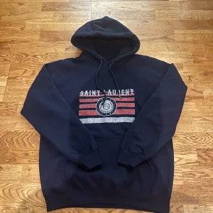 Saint Laurent hoodie - Säljer nu en riktigt fet och eftertraktad Saint Laurent hoodie. Bara använd ett fåtal gånger så skicket är 8,5/10! Storlek M. Är lite osäker på äktheten så därför är priset just nu på 999kr men kan diskuteras vi snabb och smidig affär! Tveka inte med att ställa frågor!