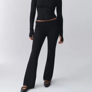 Svarta bootcut byxor med låg midja - Svarta yogapants från Gina tricot i storlek S. Säljer då jag inte har användt dom för jag är för lång💗 Köptes för 360kr