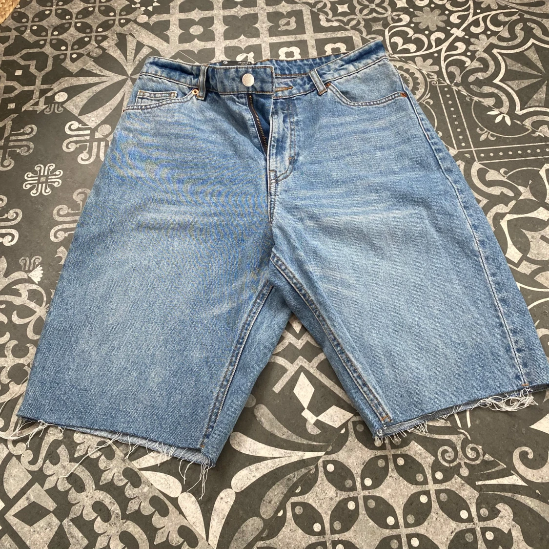 Ljusblå jeansshorts med rå kant