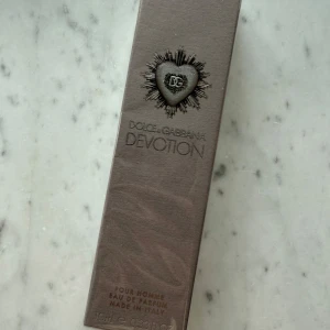 Dolce & Gabbana Devotion Parfym - Dolce & Gabbana Devotion Pour Homme Eau de Parfum 10 ml och är tillverkad i Italien. Perfekt storlek för att ta med sig och en lyxig känsla i designen. Helt nytt skick, fått i gåva.