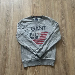 Gant tröja  - En snygg tröja i bra skick utan några som helst anmärkningar. Hör av er vid ytterligare frågor annars fritt fram att köpa!                              (Postar inom 24h)