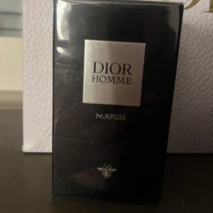 Dior Homme Parfum 50ml - Dior Homme Parfum 50ml i elegant svart kartong med silverdetaljer. Lyxig herrdoft från Dior, perfekt för dig som gillar exklusiva och maskulina parfymer. Nypris 1400kr, i förpackning