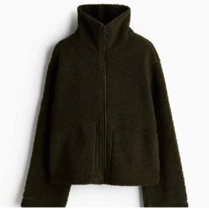 Teddyjacka  - Teddyjacka från hm. Helt slutsåld! Den är i strl M, de är inte så stora i storleken så passa mig bäst som har S. Är 175cm och den går hela vägen ut i armarna. Säljer även i beige🤍