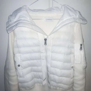 Vit Moncler stl M - Vit monclear storlek M