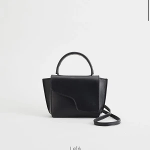 Svart ATP väska  - Svart ATP väska, knäppt använd så är i bra skick! Säljer pga att jag valde en annan färg i samma väska💕Skriv för egna bilder och kan skicka redan idag!! Öppen för förslag om pris 