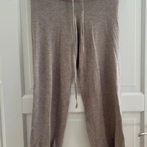 Beige mjukisbyxor med snörning - Superbekväma beige mjukisbyxor. Jag är 162 och byxorna är i perfekt längd för mig!