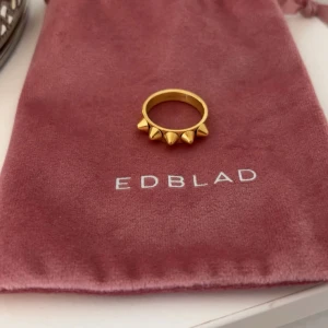 Peak Ring Single Gold Edblad - Fin och populär ring från Edblad i jättefint skick och knappt använd alls. Storlek 18,50💗(nypris 349 kr)