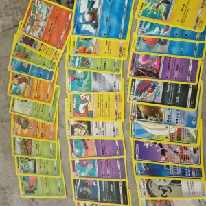 Pokémonkort - Blandad samling - En färgstark samling på 32 stycken Pokémonkort med många olika karaktärer och energikort. Perfekt för dig som vill bygga din egen lek, byta med vänner eller bara samla på coola Pokémon! Passar både nybörjare och erfarna samlare. Dock kan jsg inte validera äktheten på korten.
