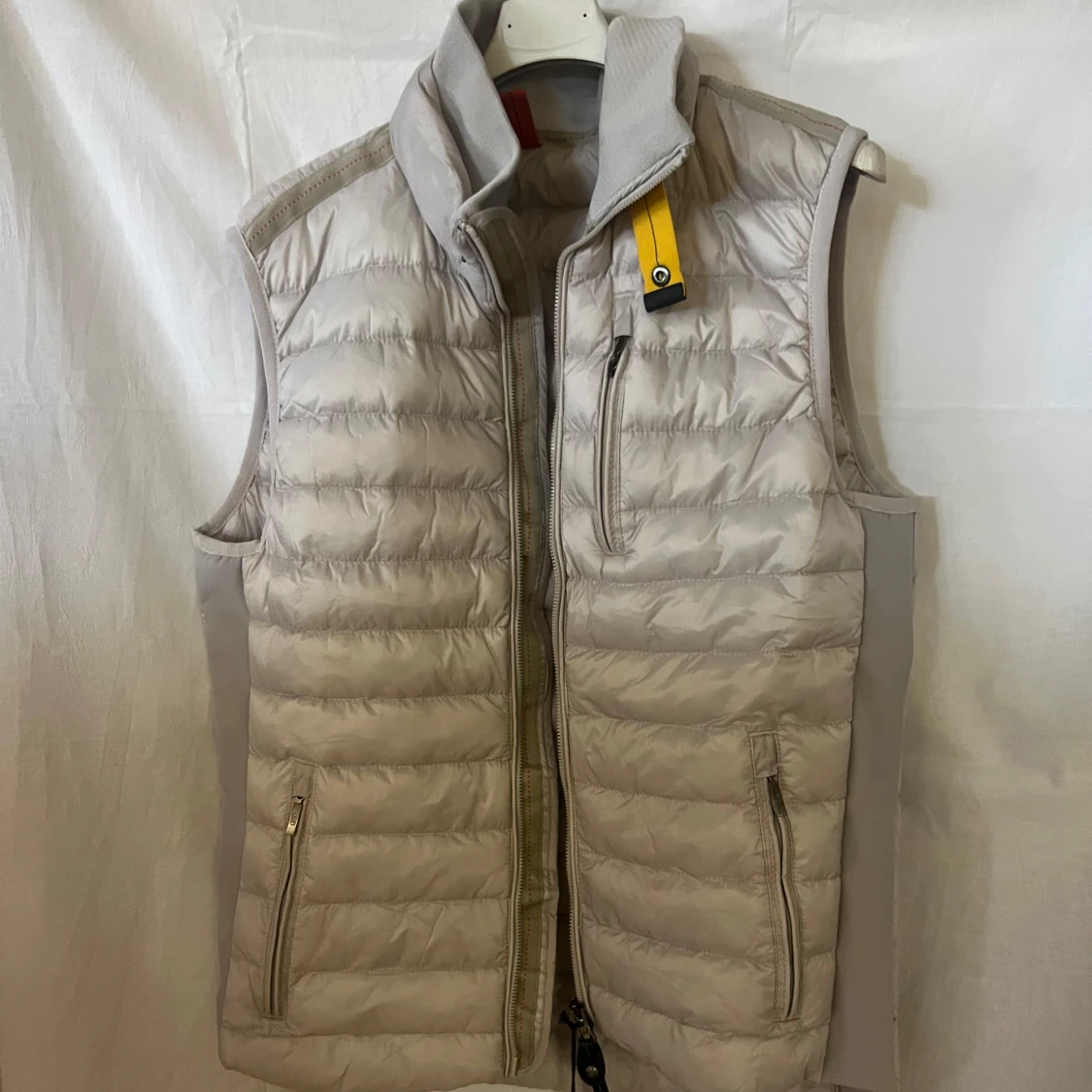 Beige dunväst från Parajumpers