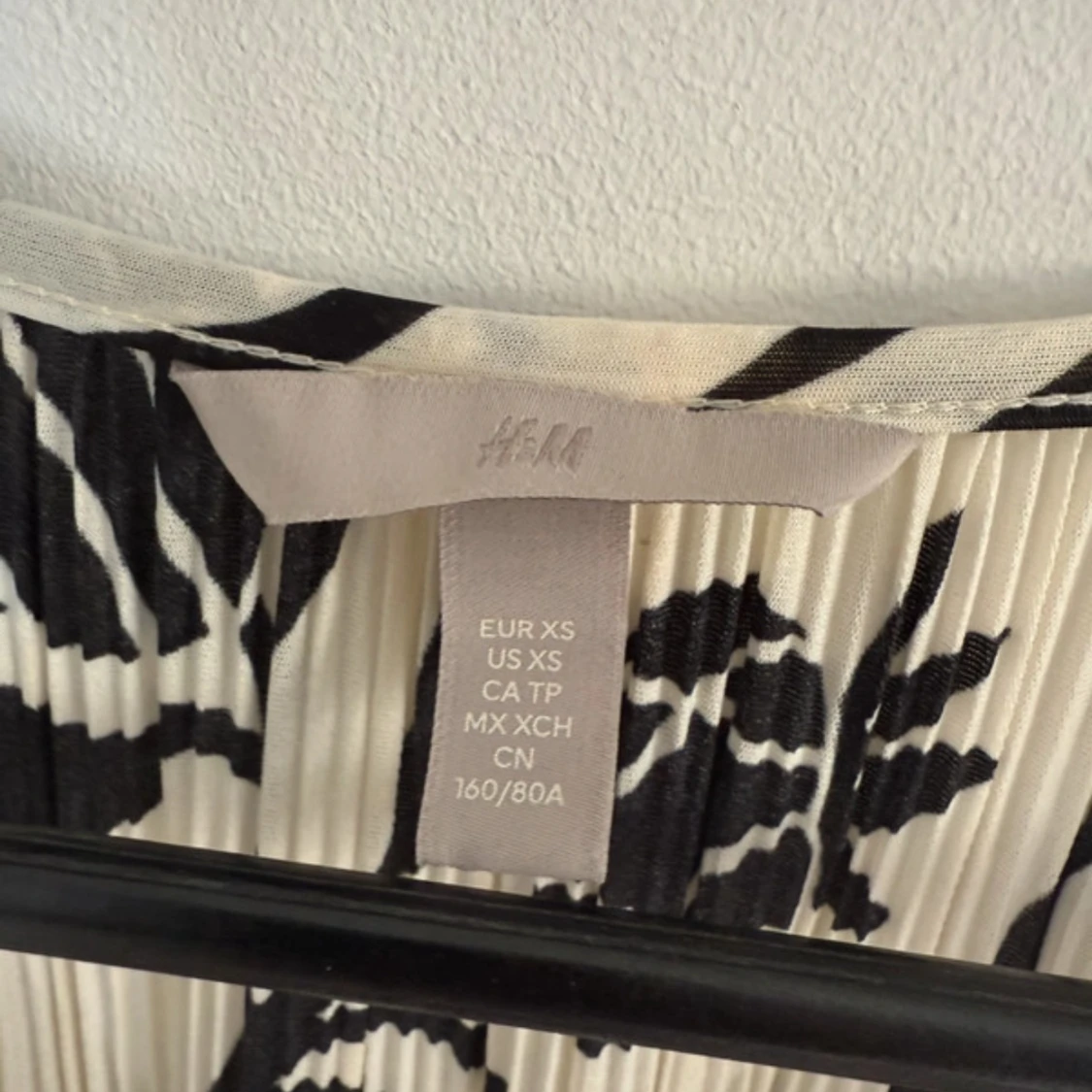 Plisserad svartvit klänning H&M XS - 1