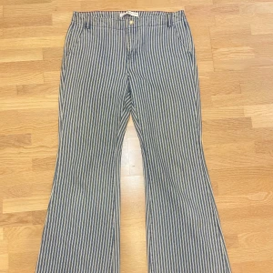 Vintage bootcut jeans - Snygga blå och vita randiga jeans från Tommy Hilfiger med bootcut passform🩵Köpt från New York på 2000-talet. Midwaist, liten fläck på benet, det syns inte mycket, bara använd ett par gånger  