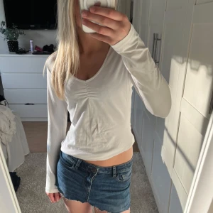 Vit långärmad tröja ifrån Lindex - Vit långärmad topp med v-ringning och lätt rynkdetalj framtill. Supersöt men sitter tyvärr inte bra på mig!
