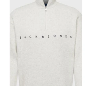 Vit half zip tröja Jack & Jones - Snygg vit tröja från Jack & Jones med half zip och hög krage. Stort svart logotryck över bröstet ger en clean look. Perfekt för lager-på-lager och passar till allt. Långärmad och i mjukt bomullsmaterial.