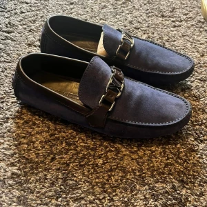 Louis Vuitton Loafers - LV loafers mocha marinblå, storlek 7.5 som motsvarar 41.5. De passar 42. Väldigt fina i skicket. Nypris 8100kr. Passa på att köpa denna steal