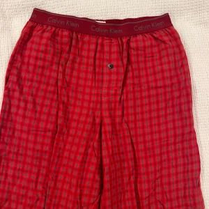 Pyjamas byxor från Calvin Klein  - Pyjamas byxor från Calvin Klein, siperbekvämq och med den klassiska Ck loggan runt midjan. Perfekt för att chilla med stil 😌