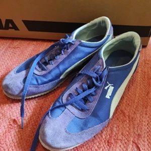 Puma sneakers  - Så häftiga sneakers med klack! Köpta secondhand. Perfekta om man vill vara sportig och snygg på samma gång ✨ Dessutom väldigt y2k! Knappt använda av mig men i skick som bilderna visar. Storlek 40-40,5. 
