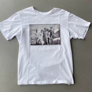 Celmon Ace T shirt - Vit t-shirt från Celmon Ace. Storlek xs. Perfekt för en varm sommardag. Den är använd men den är i bra skick. Hör av er vid frågor!