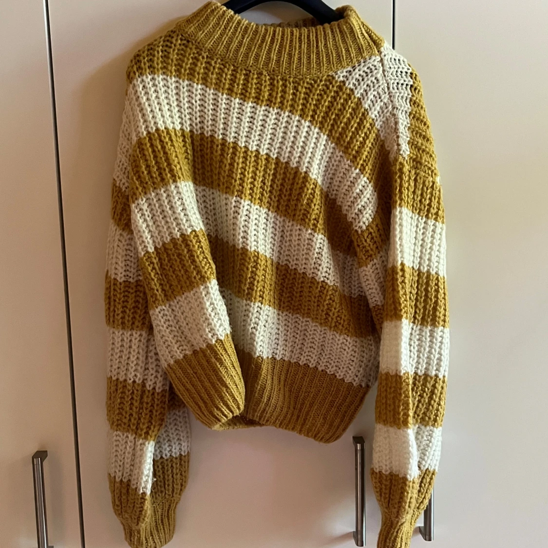 Randig stickad tröja i gult och vitt - 1