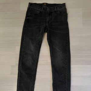 Svarta jeans från Lee - ett par svarta jeans från Lee, lite osäker på modellen men sitter ungefär som slim fitt, storlek 30/30, nypris 1100 kr mitt pris 350 kr, använd under ungefär en sommar 