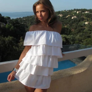 Vit offshoulder volangklänning - Superfin vit kortklänning med flera lager volanger och offshoulder-modell. Använd endast en gång så jätte fint skick!den är handsydd och som ny🩷 nypris 1395kr. Storlek xs i petite! Vilket passar bra för dig som är runt 156-166 lång🥰