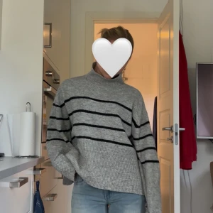 Randig stickad tröja - Grå stickad polotröja med ränder från Gina!🤍