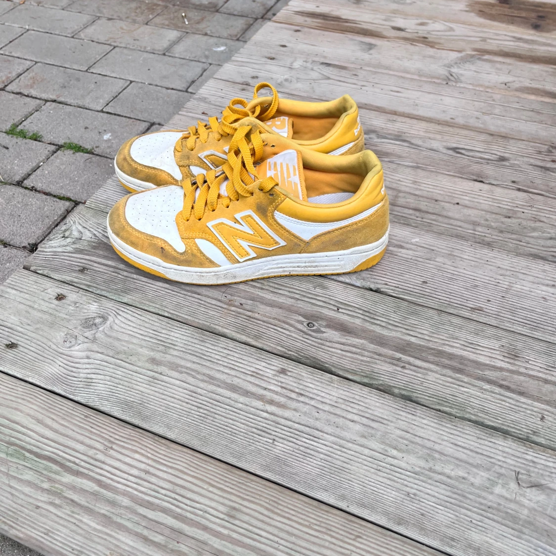 Gula och vita New Balance 480 sneakers