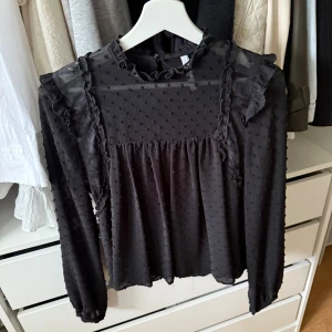 Zara blus - Blus från Zara i storlek S. Lite sliten bak på knappen men annars i bra skick!