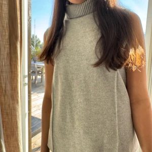 Grå polo tröja - Säljer denna fina polo stickade tröja ifrån Zara. Köpte den för 1 år sen och knappt användt. Storlek S men kan även passa XS. Super fin om man har fina halsband till och örhängen. 💛