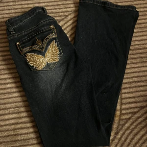 Bootcut Low waist jeans  - Taylor 01Low Bootcut Jeans från madlady. De är i ett väldigt bra skick då jag endast använt dem ett fåtal gånger. De är just nu helt utsålda på deras hemsida i alla storlekar. Low waist boot cut. Lite större i storlek. Storlek 32/xxs short men skulle säga att de är som 34/xs. Nypris 800kr