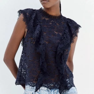 Spetstopp med volanger - Supersnygg marinblå spetstopp med volanger från Zara i strl S💕😍