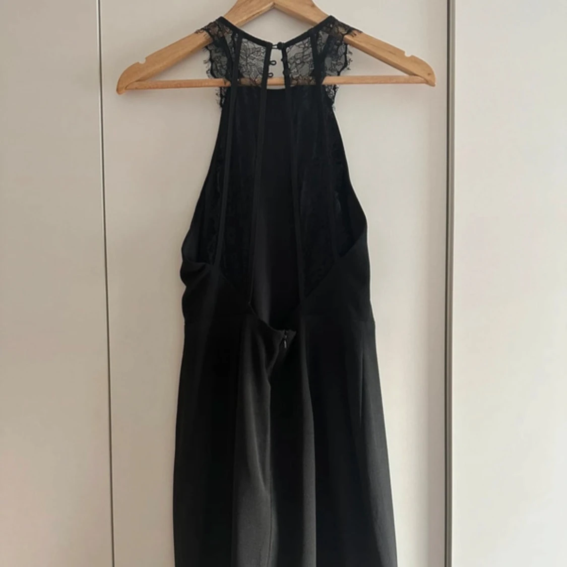 Svart klänning med spetsdetaljer - 3