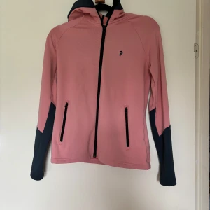 Peak performance Zip hood  - Snygg rosa zip hood  från Peak Performance. Passar bra som mellanlager hoodie.