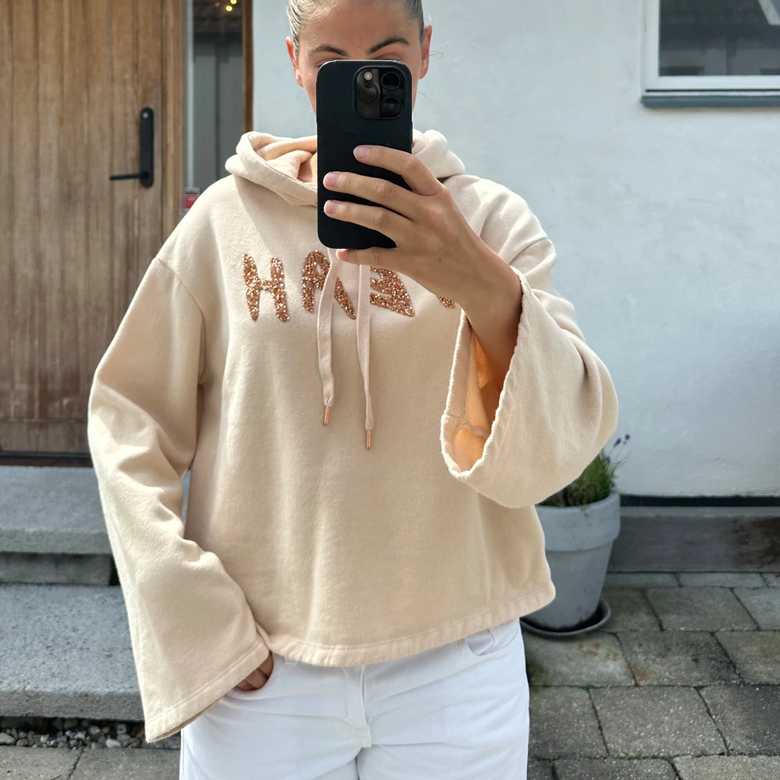 Beige hoodie med glittrig text - 2