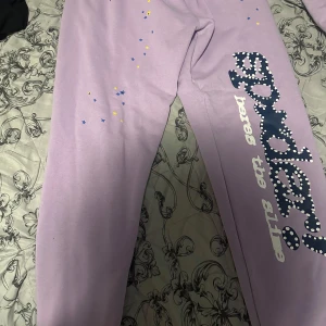 (Açaí) Lila mjukisbyxor från Sp5der, S - Lila mjukisbyxor från Sp5der, i nästan nyskick :))