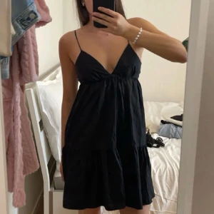 Zara klänning  - Säljer den här snygga klänningen från zara🥰