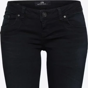 Svarta  jeans från LTB - Säljer ett par svarta jeans från ltb! nypris runt 700/800kr! säljer för de inte kommer till lika mycket använing längre!😇äe 165 och de passar bra i längden på mig❤️de är lite slitna vid fötterna men inget som man alls lägger märke till. inga andra skador eller effekter!🤗
