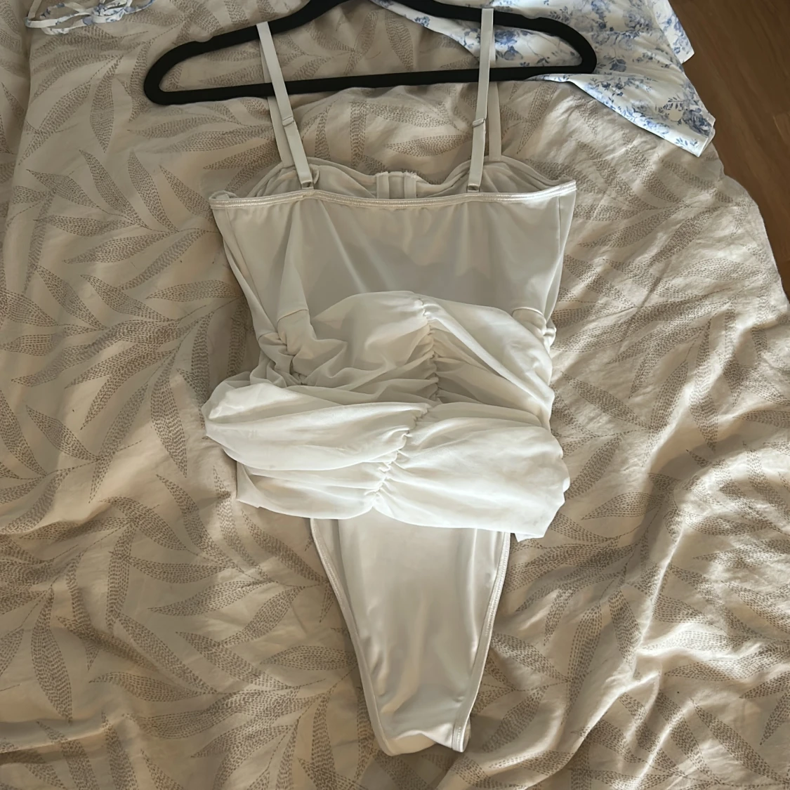 Klänning med lite see true effekt  - 2