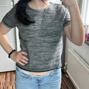 Gråmelerad kortärmad topp - Så snygg!!
