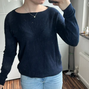 Mörkblå stickad tröja med rund hals - Så fin stickad tröja med båt ringning!!