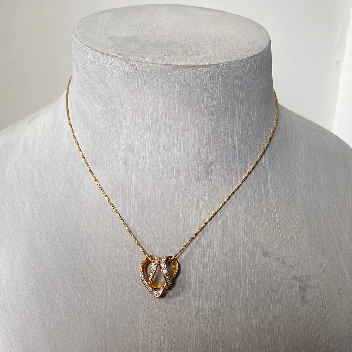 Guldigt halsband med hjärtformad berlock - 2