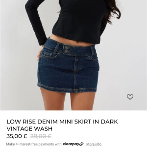 Mörkblå jeanskjol från Motel - Säljer en snygg mörkblå jeanskjol från Motel med låg midja. Kjolen är i storlek M och är relativt kort. Helt oanvänd, lappen är kvar. 