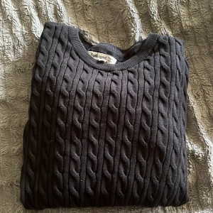 Svart stickad tröja - Fint skick knappt använd