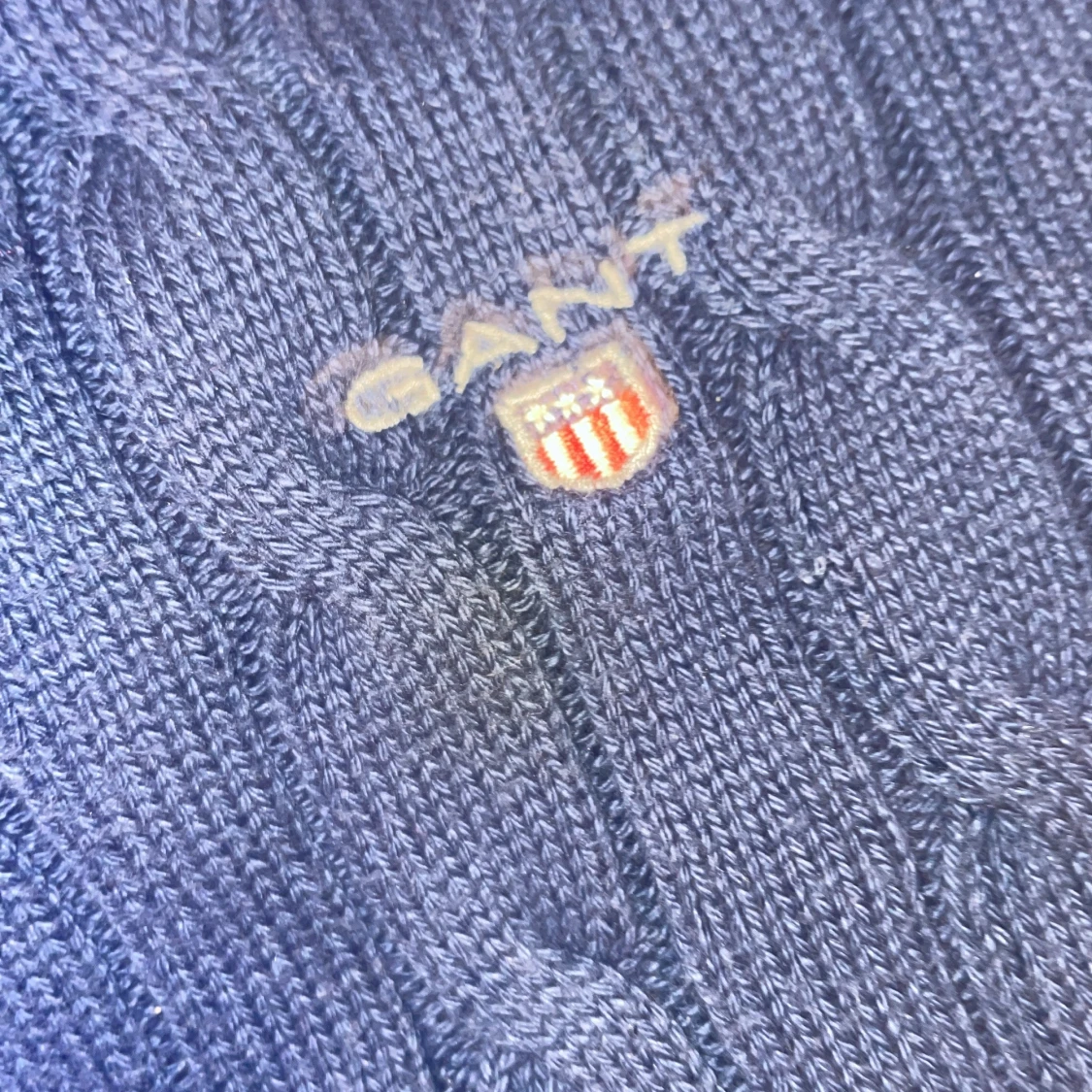 Mörkblå kabelstickad tröja från Gant! - 3