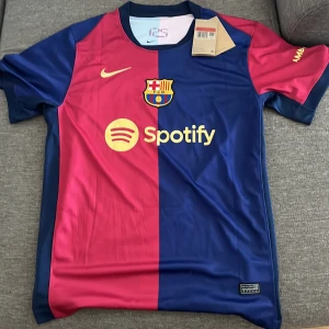 FC Barcelona Lamine Yamal matchtröja - Snygg FC Barcelona matchtröja från Nike med Lamine Yamal och nummer 19 på ryggen. Storlek L har en bra passform. Själv är jag 180cm och sitter bra