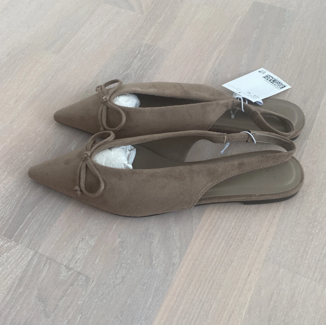 Beige/brun slingback/ballerinaskor m. spetsig tå - 1