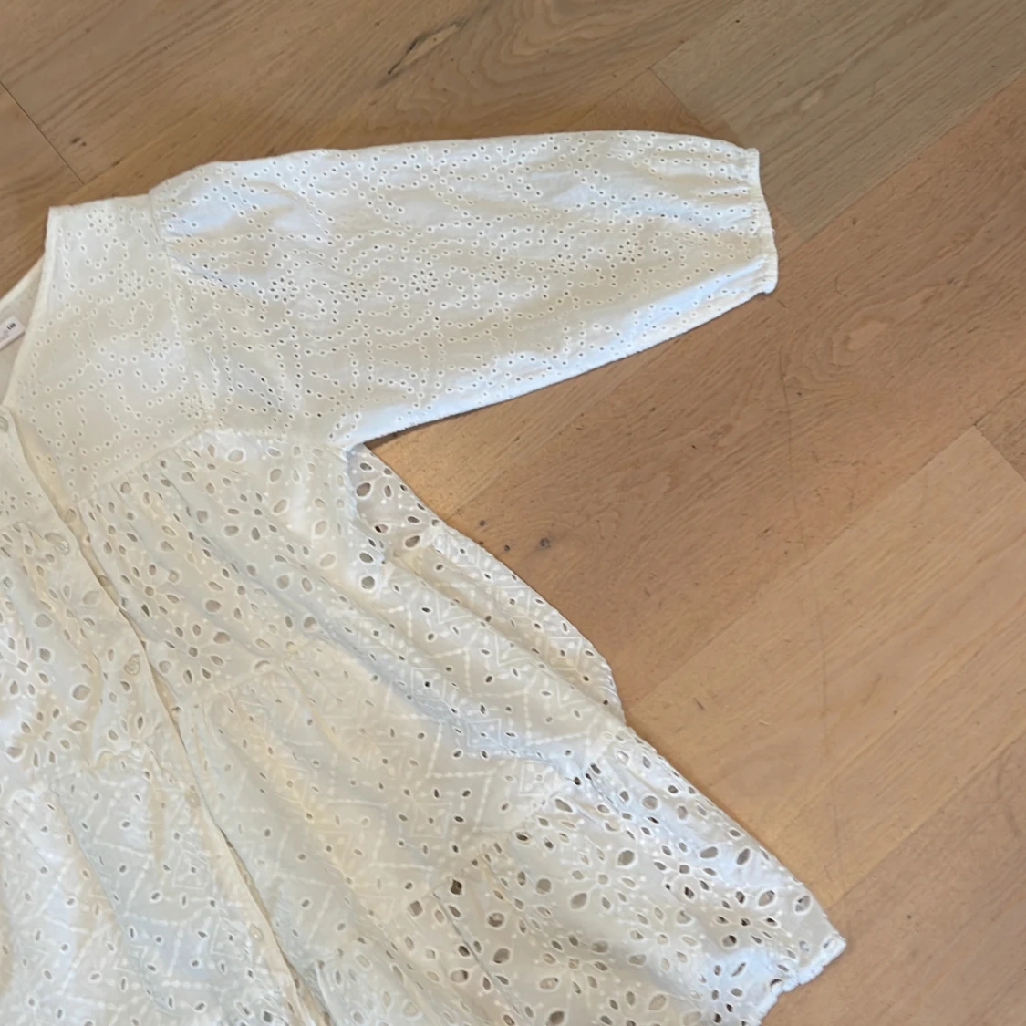 Vit broderad klänning från Zara - 4