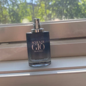Acqua di Giò Profondo parfym - Fräsch & populär herrdoft från Giorgio Armani. Flaskan är 50 ml – det är ca 35 ml kvar. Ingen låda eller lock, men flaskan är i fint skick.  💧 Eau de Parfum 💸 Nypris: ca 1 070 kr 💰 Säljes för 350 kr  📍 Finns i Stockholm – kan skickas! ✅ Äkta produkt 📩 Skriv vid frågor! 