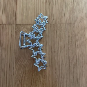 Hårklämma med stjärnor  - Klämman fungerar bra och håller allt mitt hår ordentligt (har ganska tjockt och lockigt hår). Den är också snygg i håret, men jag har för många och använder inte den så mycket. 